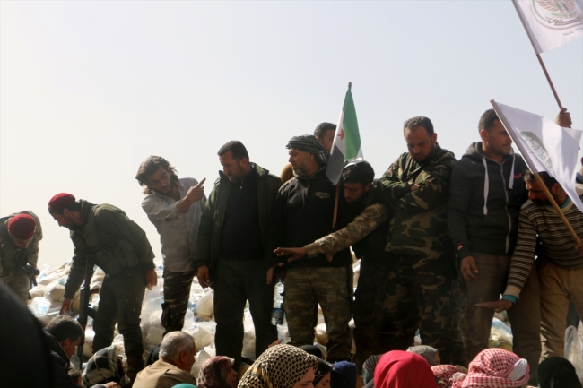 YPG/PKK Afrin’de vahşet sergilerken, ÖSO insani yardım götürdü